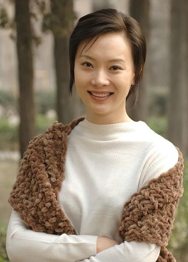 年轻时的陈数是典型的气质美女,这都要得益于她从小学跳舞的原因.