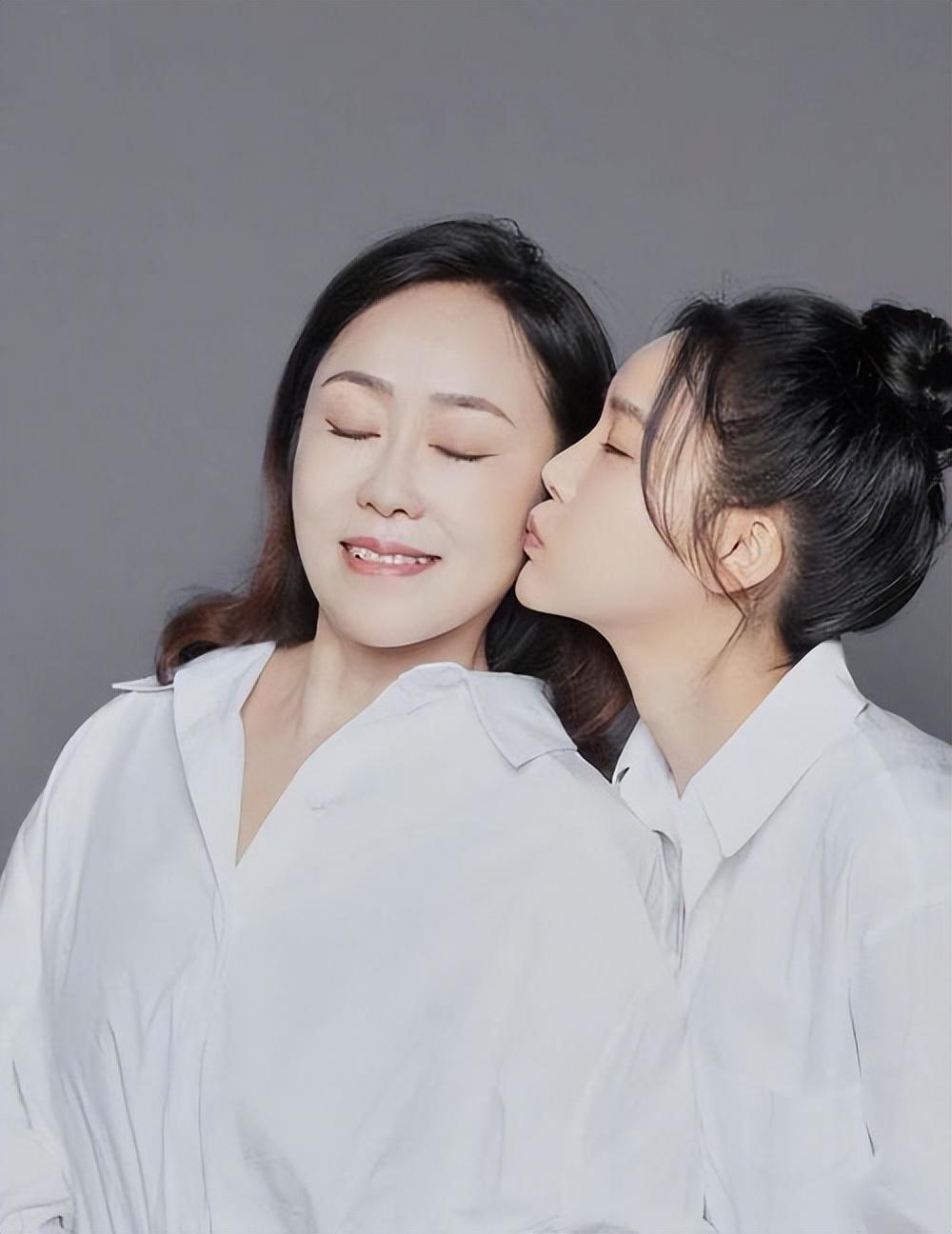 20岁演妇女34岁演学生两年接18部剧为母买房她苦尽甘来了