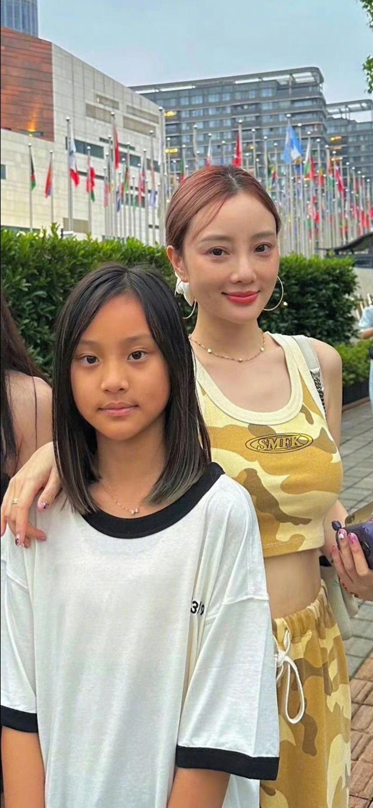 其实,甜馨并非是星二代,而是星三代.