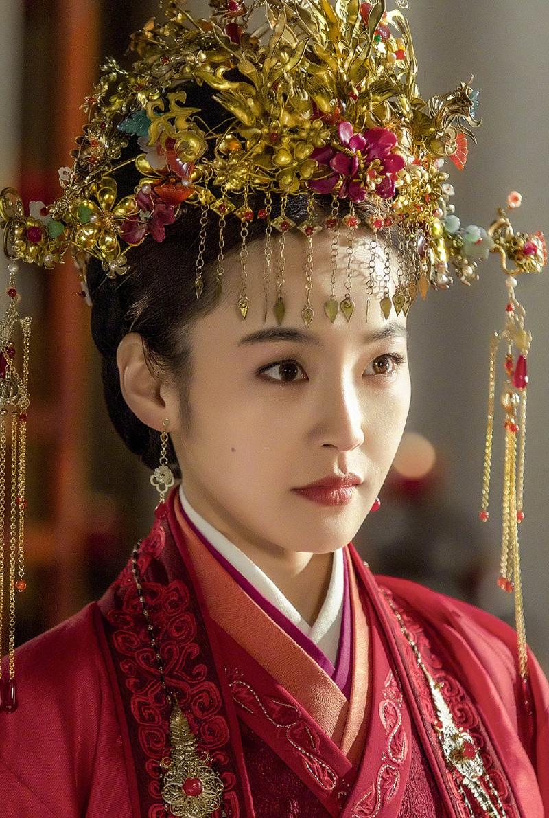 20岁演妇女34岁演学生两年接18部剧为母买房她苦尽甘来了