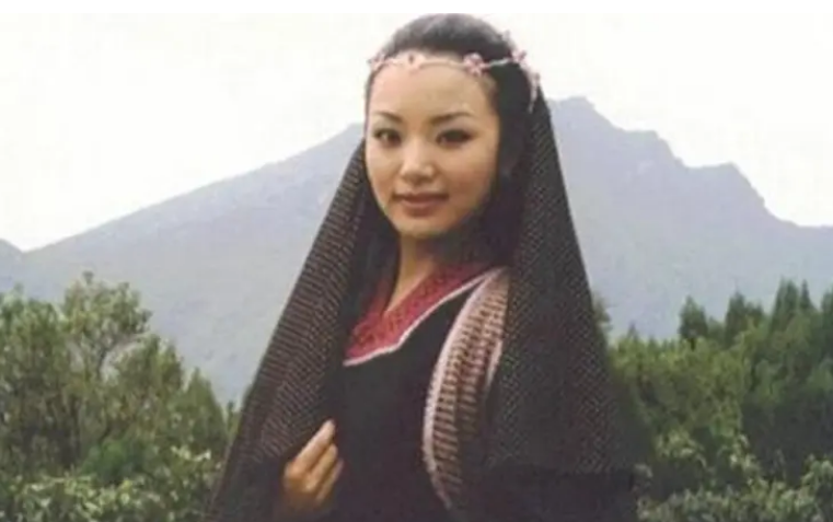 杨东,影视作品不多,曾在《还珠格格1》中演过卖身葬父的民女采莲,在