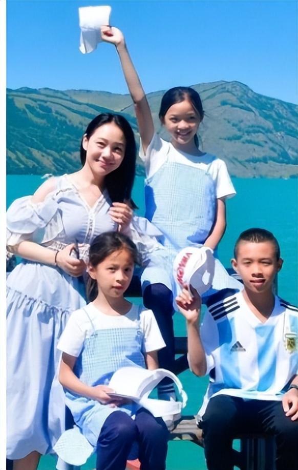 她是著名美女主持人嫁给神秘老公生下三个孩子50岁宛如少女