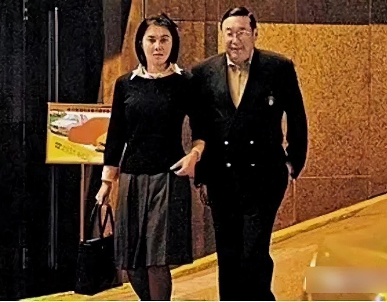 但是比之那些与小三小四斗得不可开交的贵妇相比,何莉莉还有当时不少