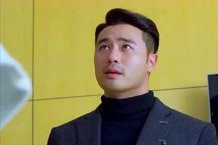 他被称不老男神妻子是著名歌手谭维维今40岁无儿女令人遗憾