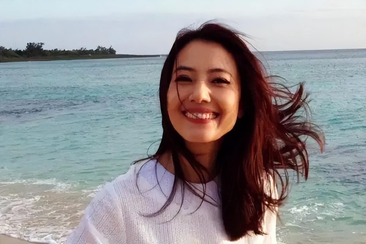 与高圆圆分手后12年不谈恋爱没有绯闻47岁娶旺夫妻子后爆红