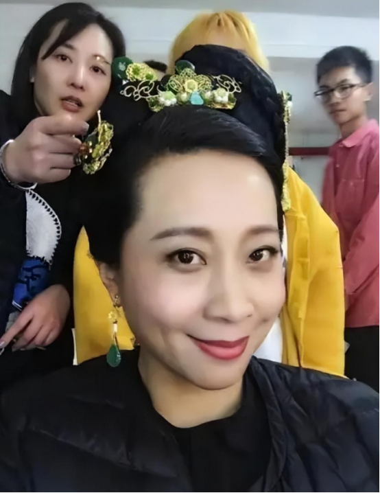 她曾5上春晚和潘长江范伟一同搭档丈夫去世后无奈淡出舞台