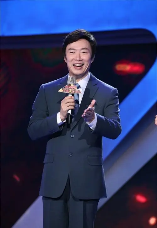 费玉清是一名优秀的歌手兼主持人,是家喻户晓的网络红人.