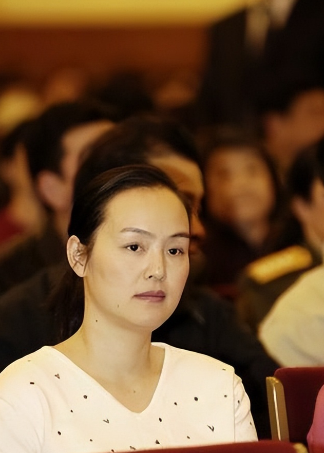 央视主持人孙小梅嫁小2岁哈佛大学海归今58岁活成人生赢家