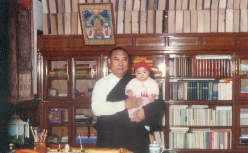 红尘生活虽然幸福,但是他一日也没忘却自己的责任和使命,活佛从始至终