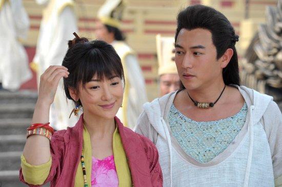 2011年,陈键锋主演了《搜神记》,这部带着tvb色调的电视剧,在内地热播