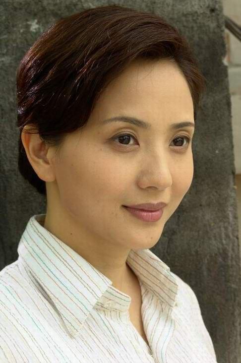 一次表演邀约让她遇见了舞蹈教师王设忠,两人一见钟情.