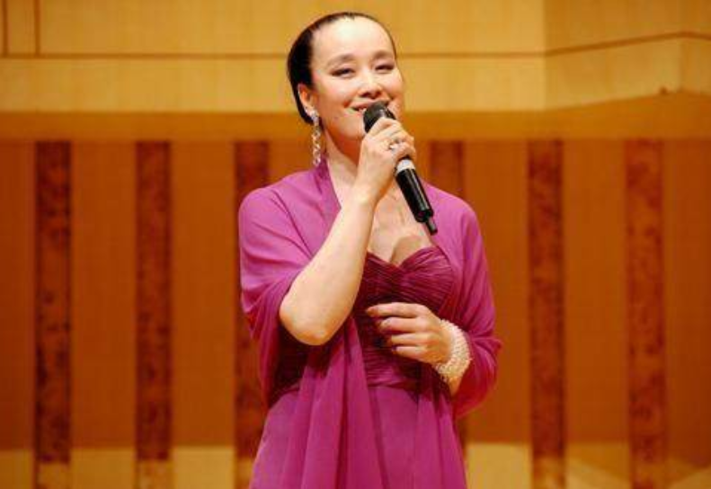 严顺开一口气在春晚的舞台上表演了3个节目,哑剧《弹钢琴》,个人表演