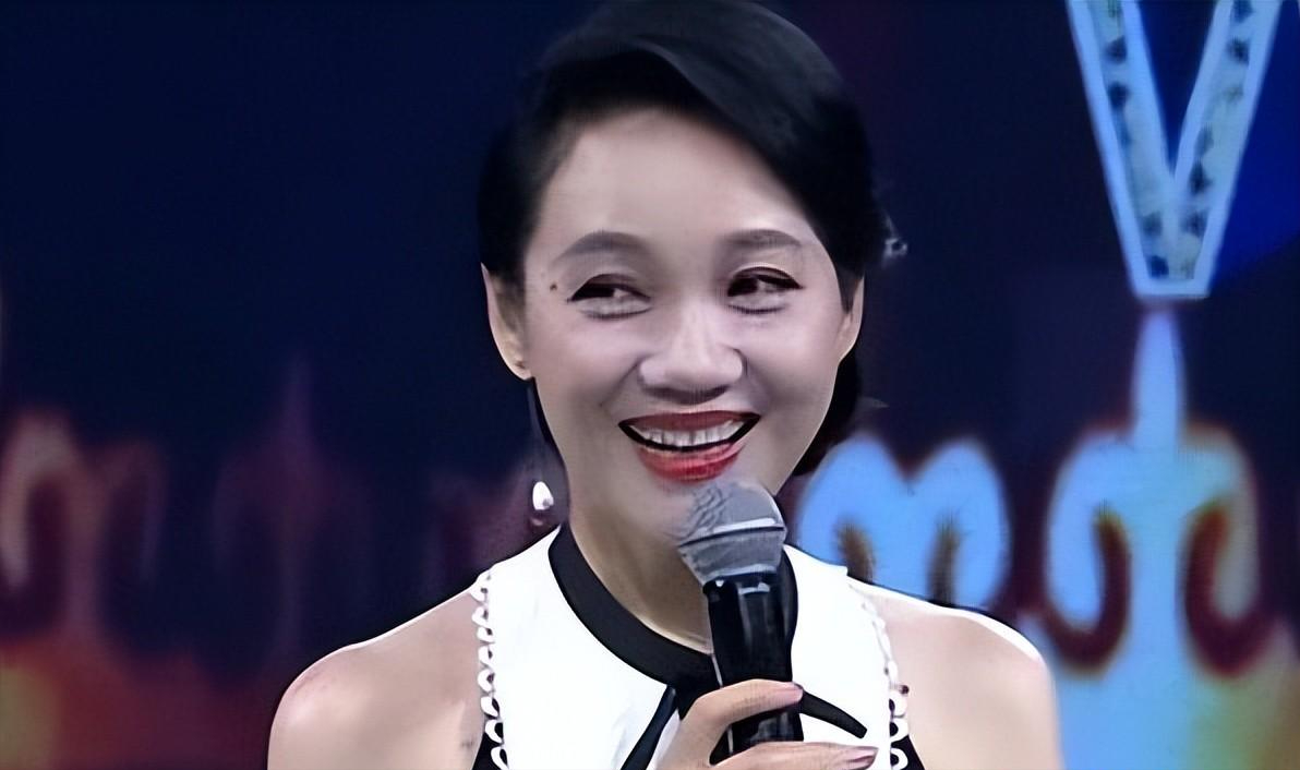 从青涩的主持人,到如今的"台柱子",周群一路走来付出了无数的努力和