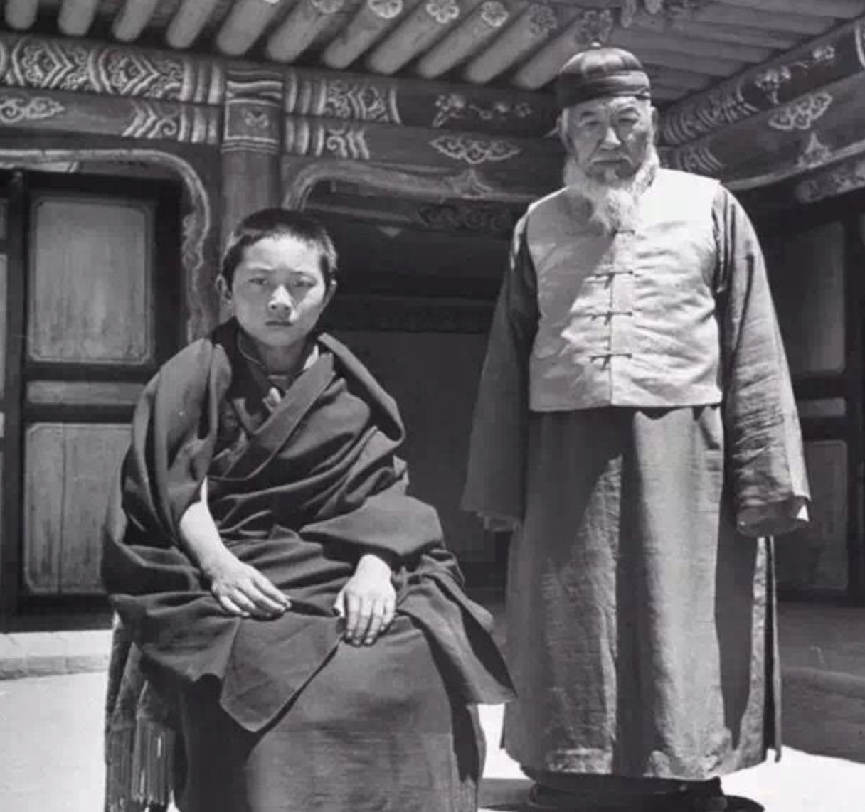 回顾十世班禅娶19岁女子为妻此后脱下袈裟独生女回国后入读清华