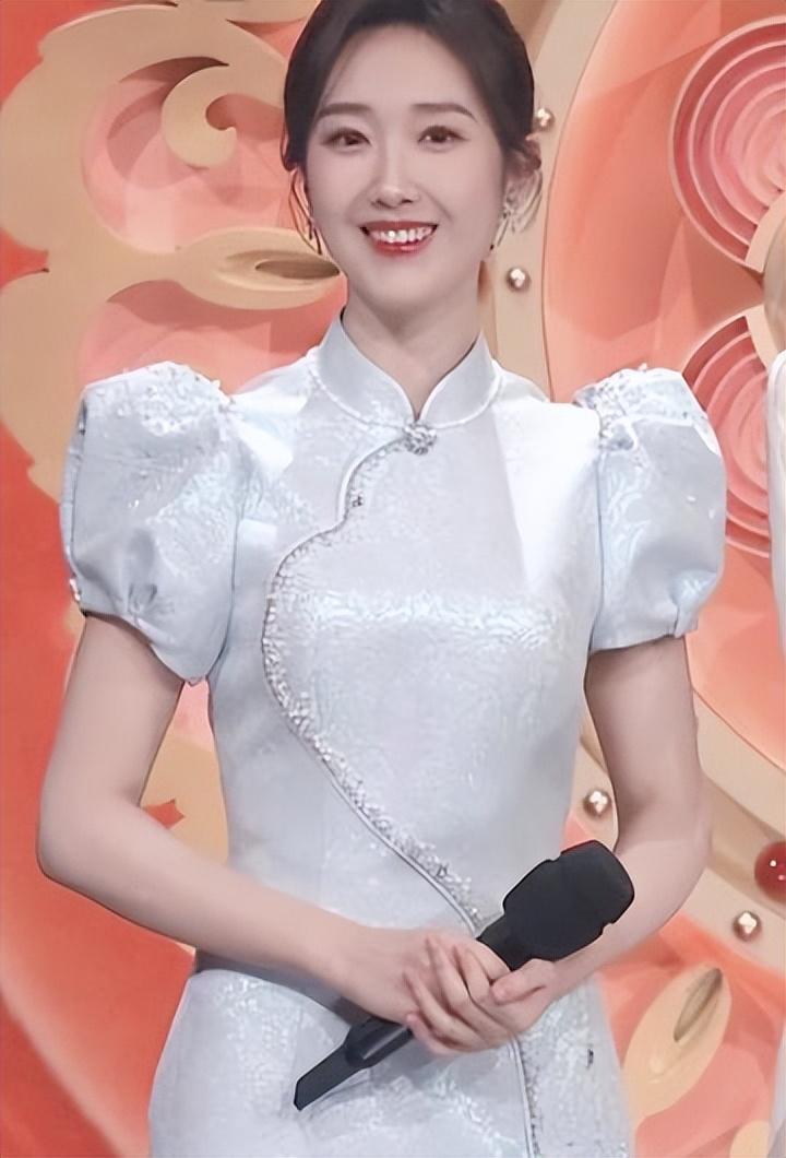 央视美女主持人王嘉宁29岁才选择嫁人真幸运事业爱情双丰收