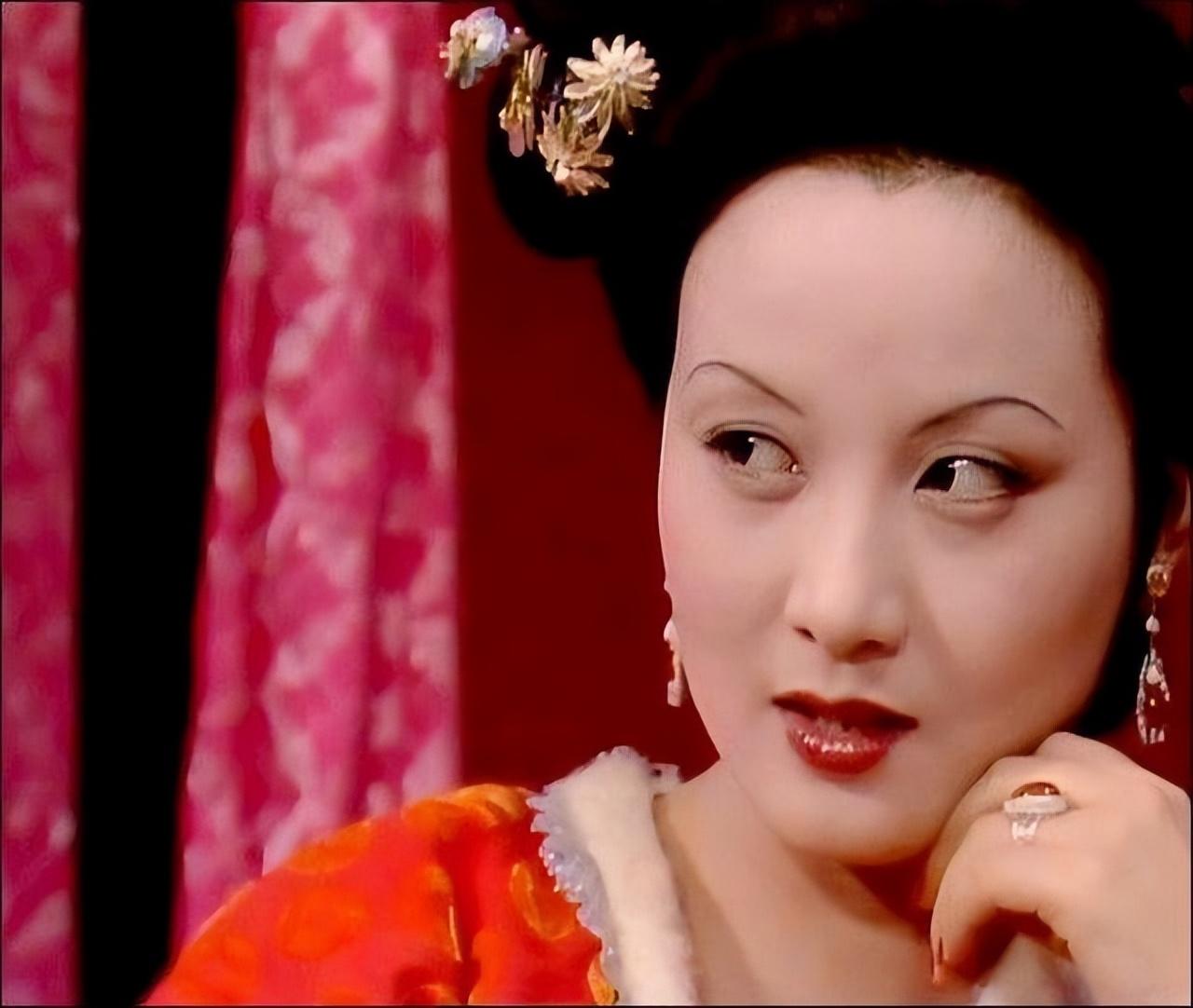 幸亏87红楼梦原化妆师离开了看这满头的小红花和圆圈多丑