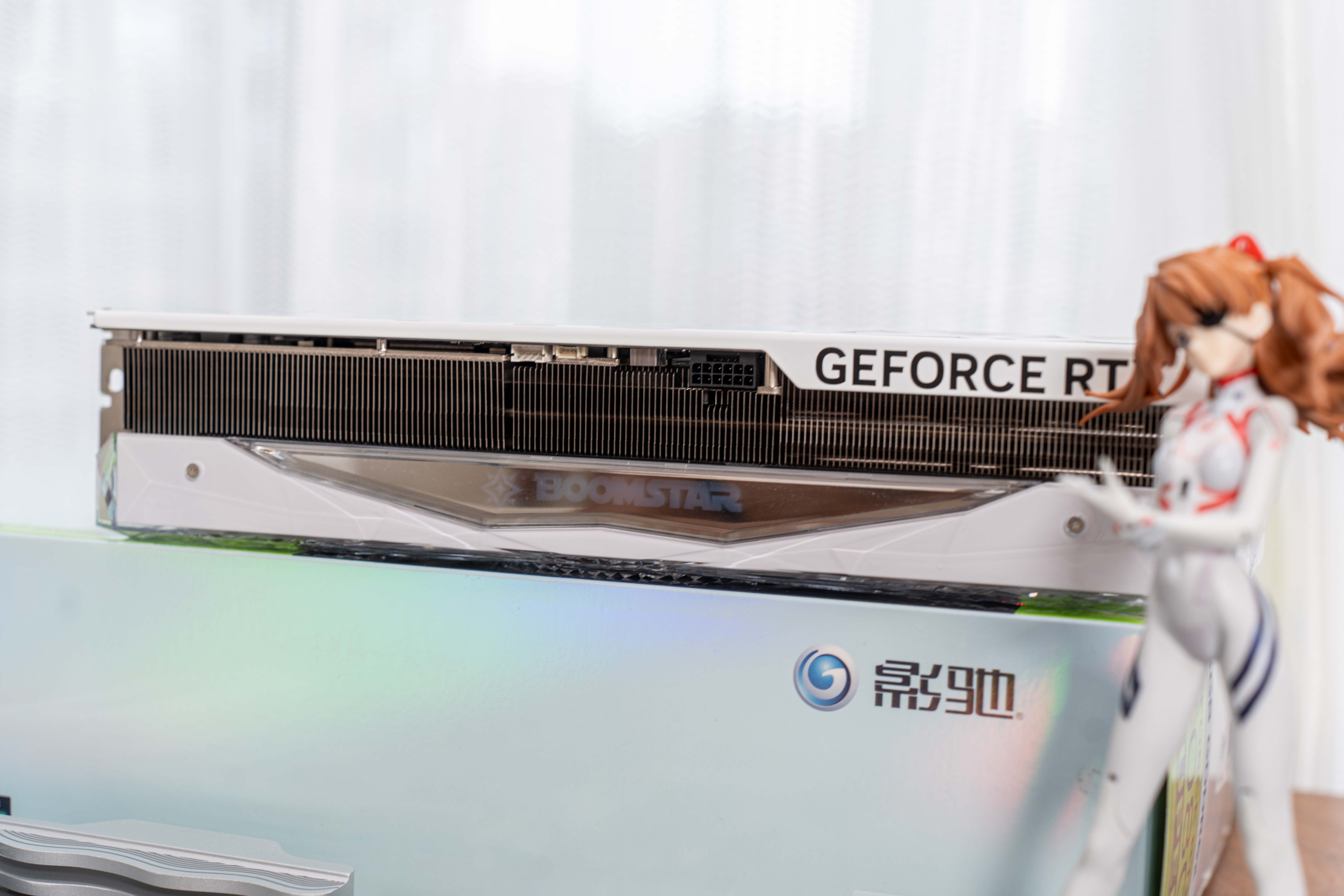 ▼显卡顶部设计了银灰色的镜面装饰条,内部刻有星曜品牌的文字 logo "