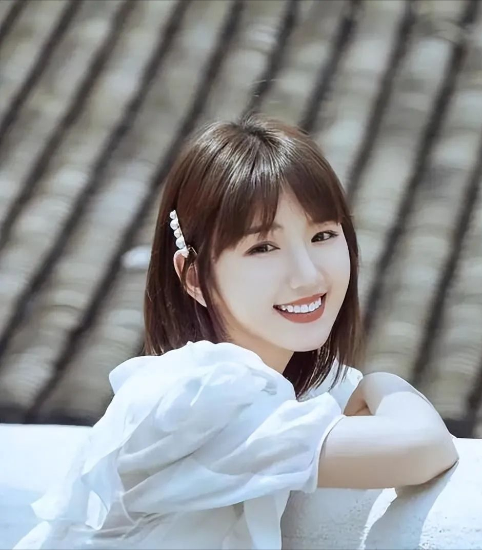 然而,这些明星之所以能维持年轻态,与她们精心的保养息息相关.