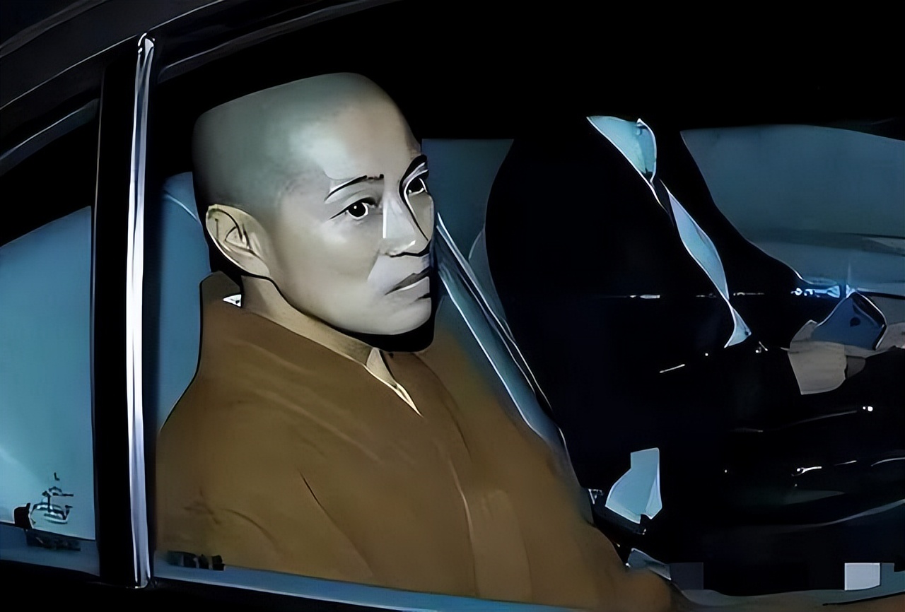 "黑丝尼姑"释智定:僧袍底下藏丝袜,4000万别墅与和尚夜夜笙歌