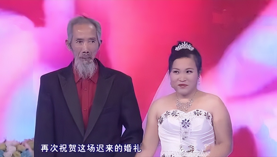 节目中,张凤一袭婚纱,文长林手捧鲜花,单膝跪地,深情地对张凤说:"我爱