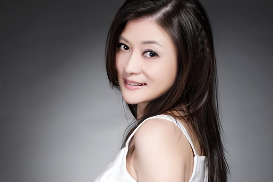 歌手朱晓琳走红背后有艰辛15岁爆红21岁隐退55岁仍未婚