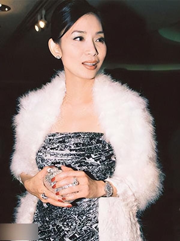 邝美云从贫民窟女孩到香港女富豪她说女人的贵人是自己