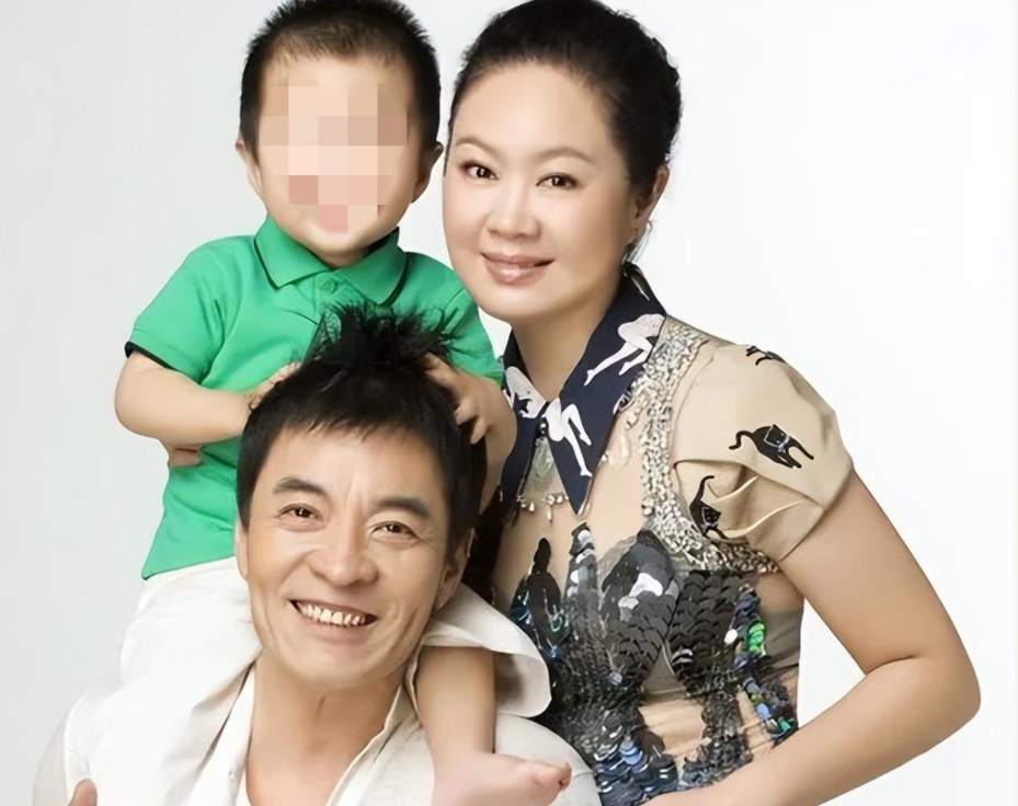 当再次有刘威消息传出来的时候,他已经携带妻子和孩子登上了杂志,尽显