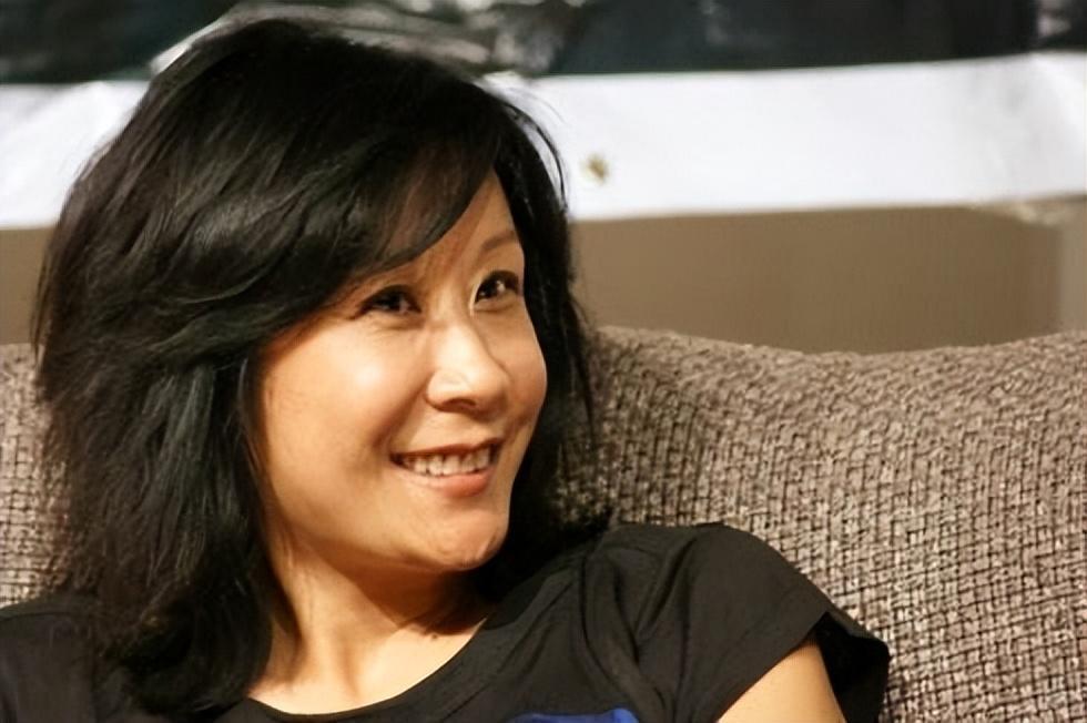 苏小明凭借自己的实力在法国成为了小有名气的歌手,拥有了一大批粉丝.