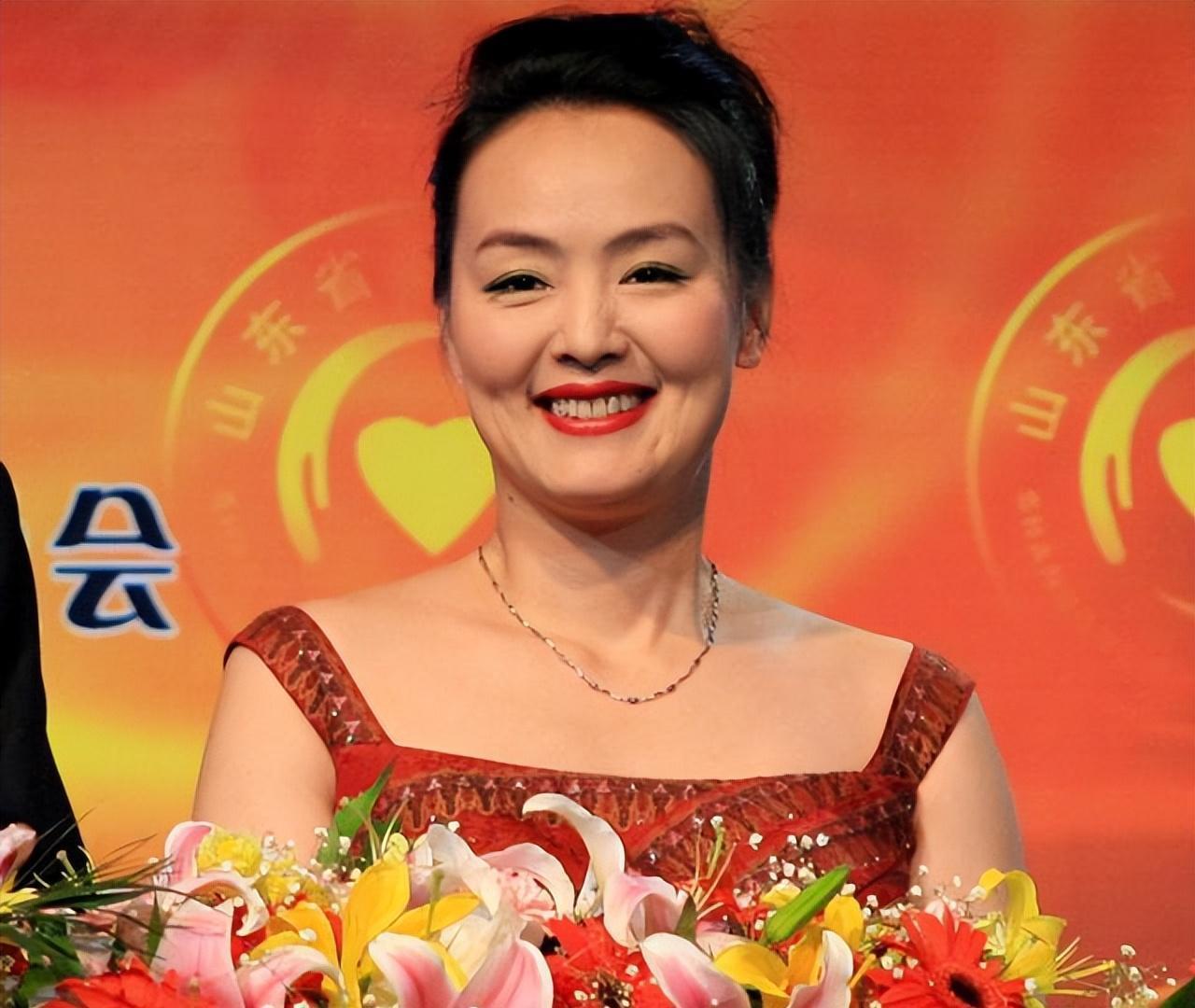 央视主持人孙小梅嫁小2岁哈佛大学海归今58岁活成人生赢家