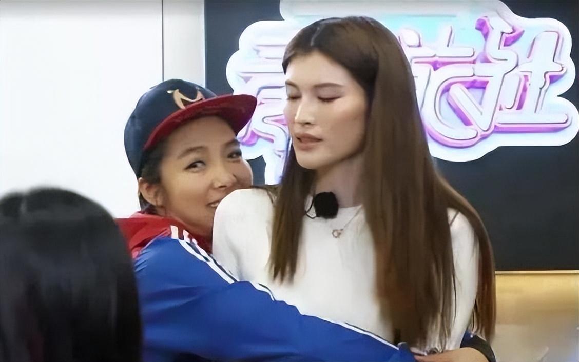 成名之后,何穗加入了娱乐圈,参加了一系列的影视剧和综艺的拍摄.