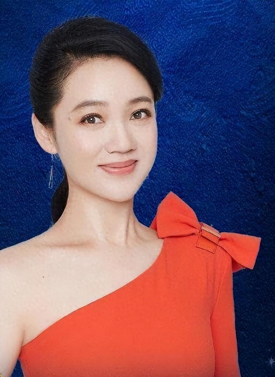 她是著名美女主持人嫁给神秘老公生下三个孩子50岁宛如少女