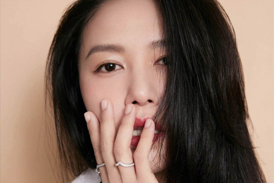 他被称不老男神妻子是著名歌手谭维维今40岁无儿女令人遗憾