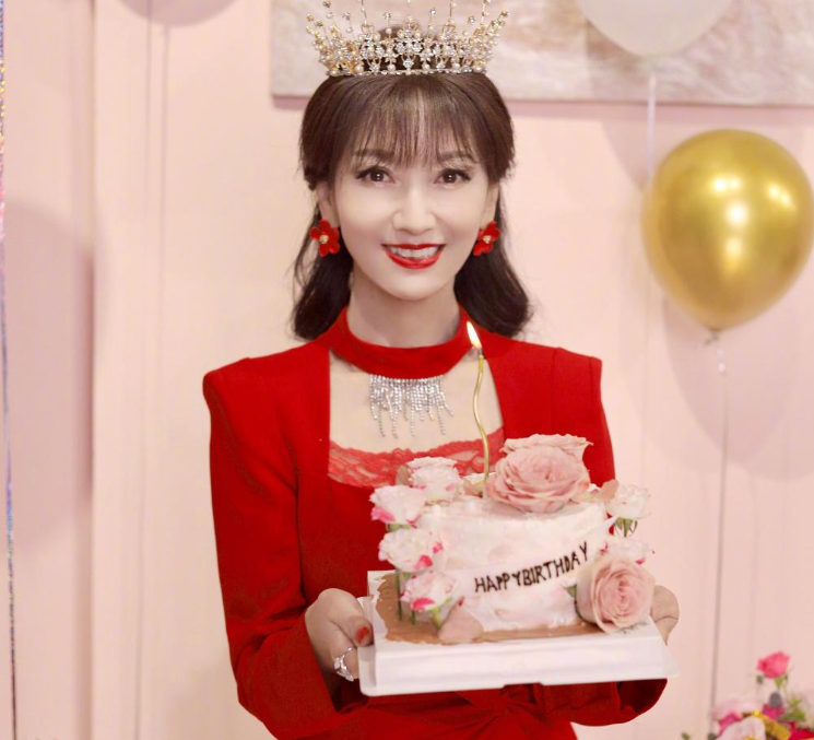 2023年11月15日,赵雅芝迎来了自己70岁的生日,一身红裙,皮肤白斑,头戴