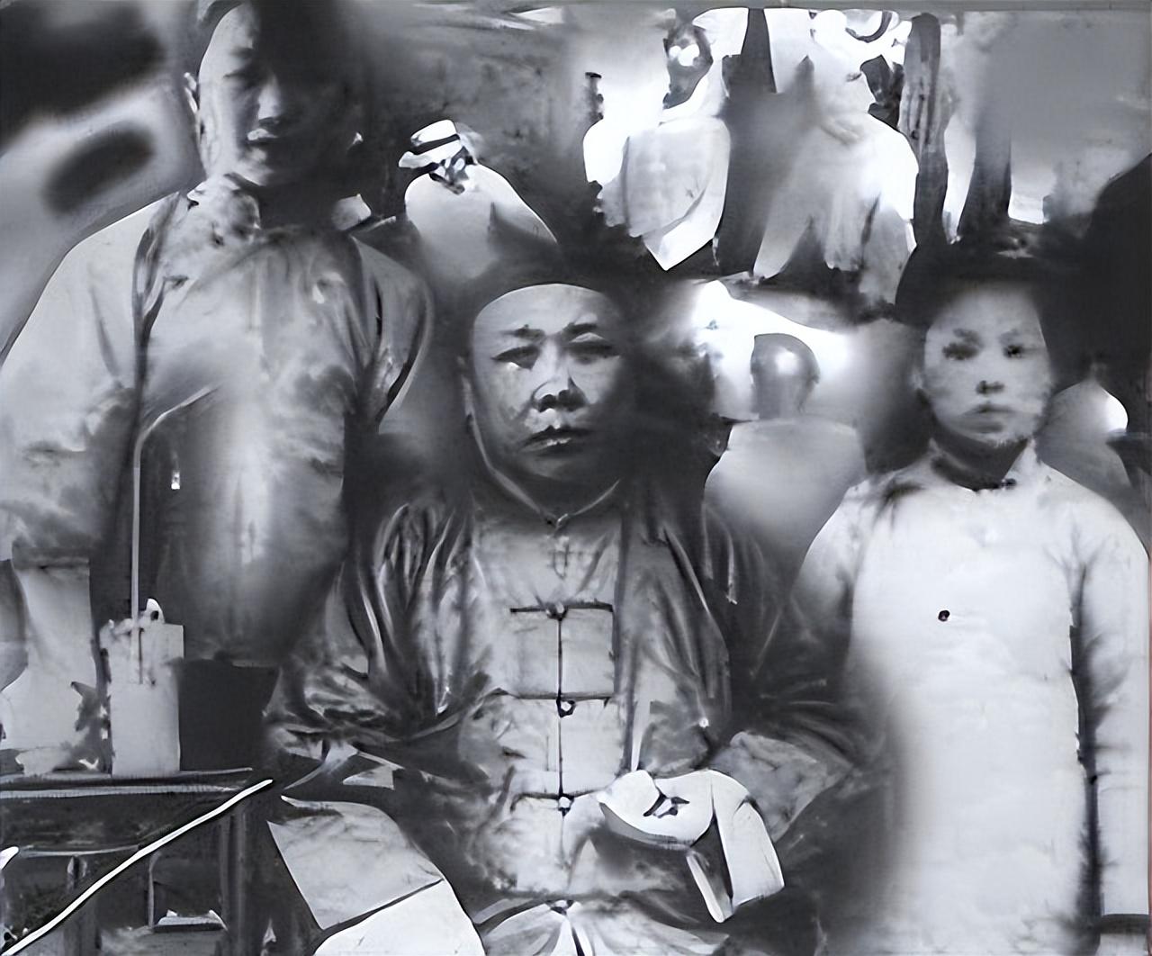 早在范绍增前往上海时,就在重庆修建了一座名为"范庄"的豪华公馆.