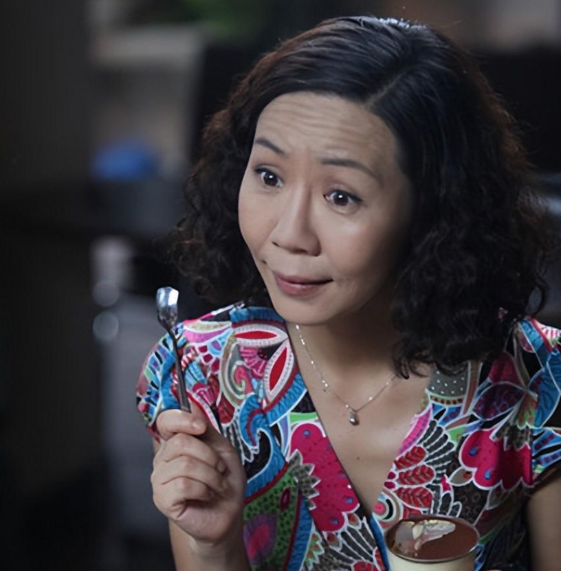 每当她看到电视剧里的演员出场时,心中总会升腾起阵阵羡慕感.