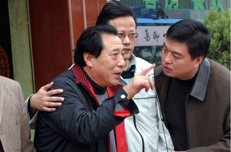 其中一位贵人名叫董礼平,她与张铁生曾是同班同学,一直很欣赏张铁生的