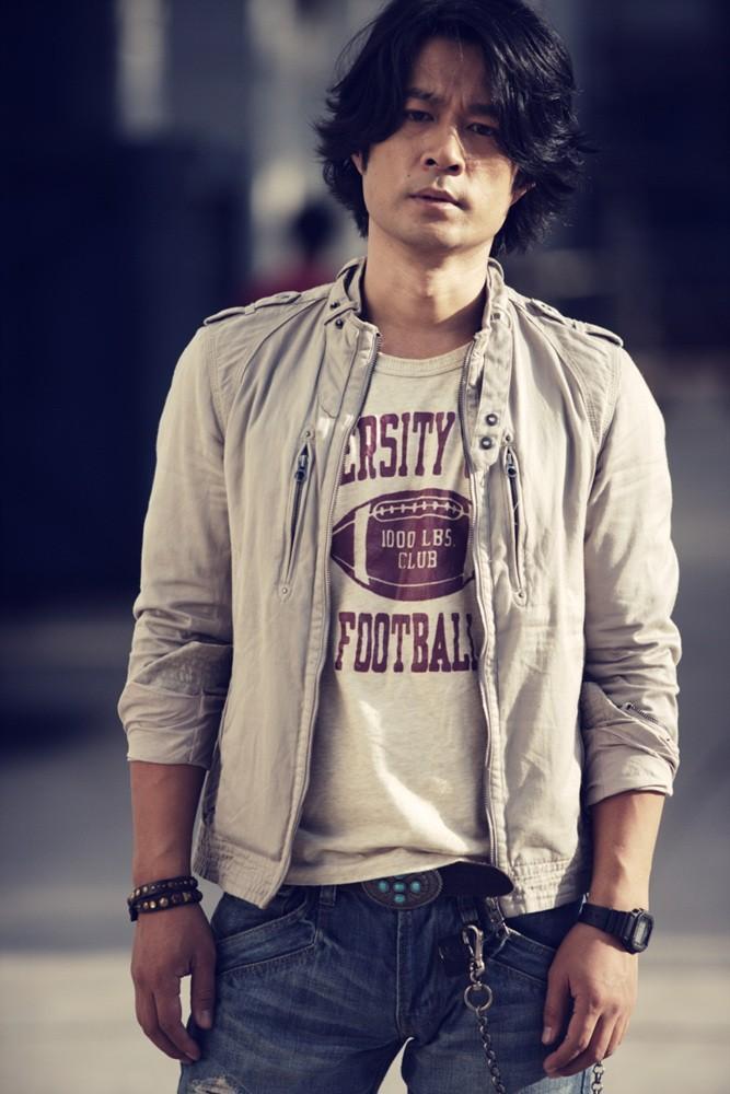 演员谭凯51岁仍未婚有北京户口却选择定居青岛他后悔了吗