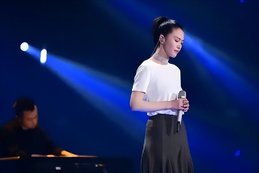 他被称不老男神妻子是著名歌手谭维维今40岁无儿女令人遗憾