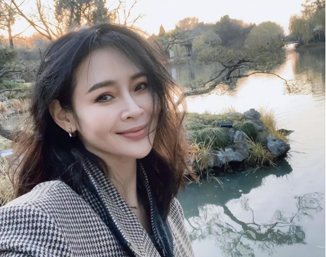 演员于明加相亲嫁圈外老公恩爱十一年生两女被宠成公主