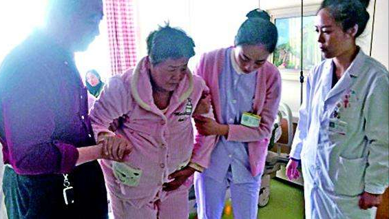 回顾67岁老人被检查出怀孕了而子女坚决反对老人说我自己养