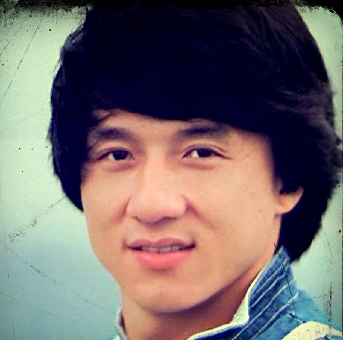 回顾5位割双眼皮的男星就服成龙周星驰没割前颜值像路人