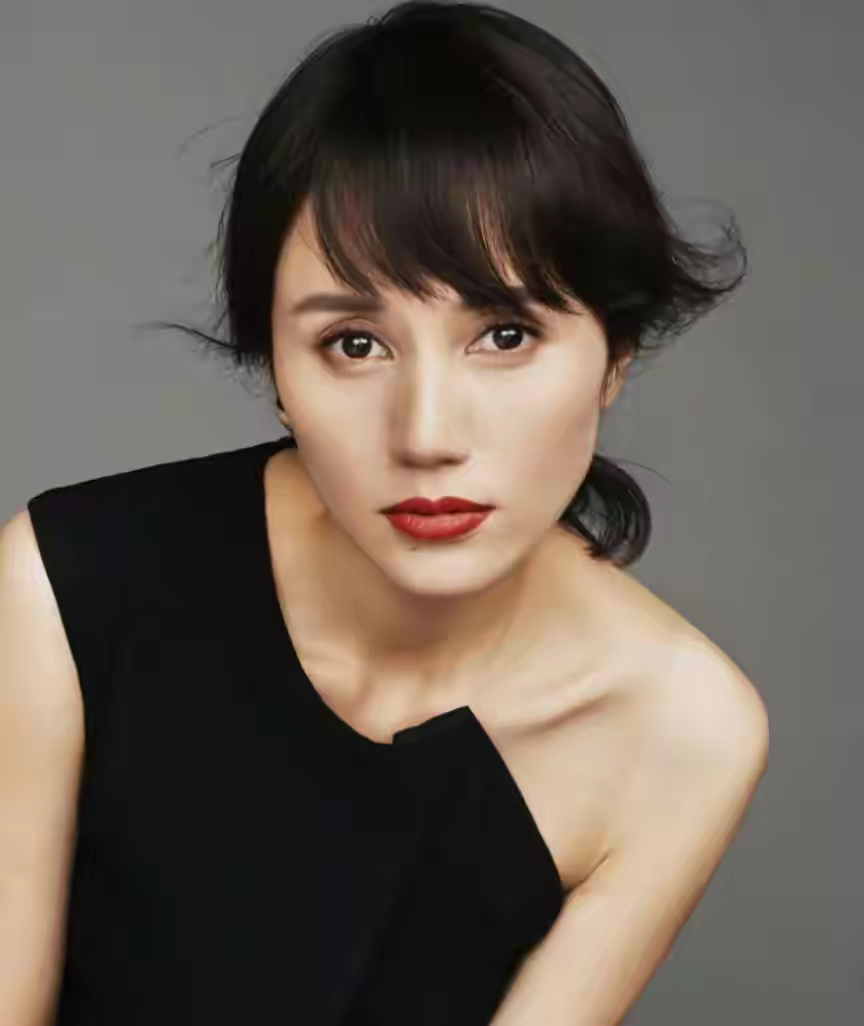 演员袁泉即使从舞台上跌落受伤也阻挡不了她对演戏的热情