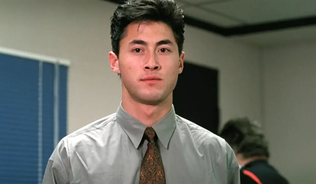 父亲是华人,母亲是美国演员,父母离婚后,王敏德一直跟随着母亲生活