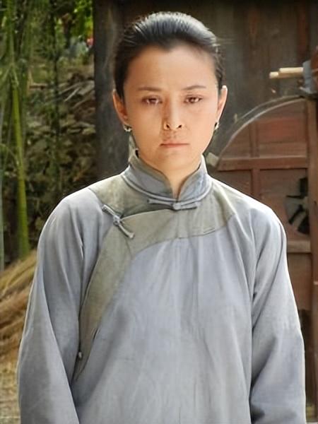 演员何音与黄志忠离婚后再婚嫁小9岁丈夫一起养大前夫儿子