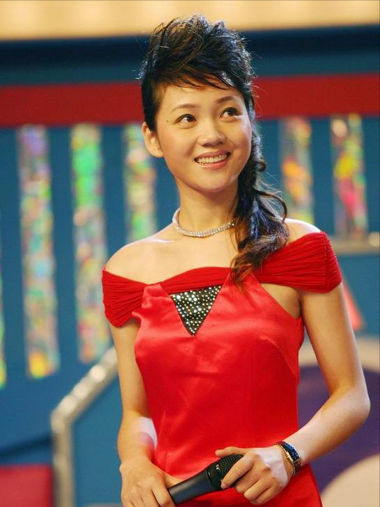 她是著名美女主持人嫁给神秘老公生下三个孩子50岁宛如少女