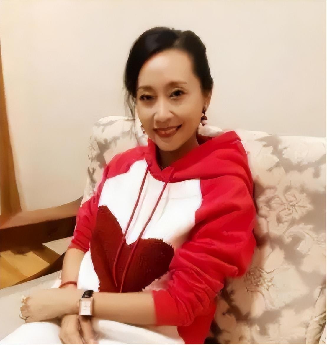 她曾5上春晚和潘长江范伟一同搭档丈夫去世后无奈淡出舞台