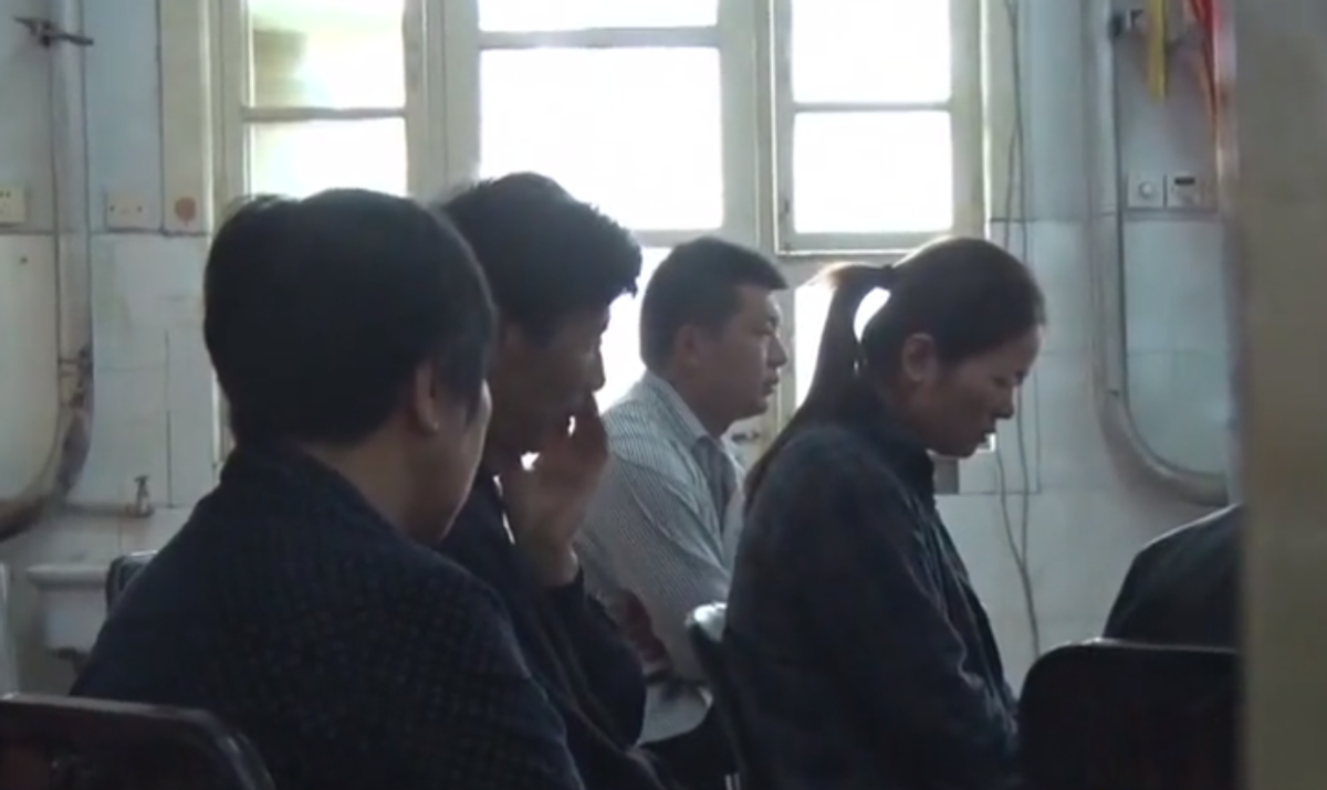 干餐饮这行可是真的辛苦 ,每天在家准备好卤肉,第二天天还没亮,袁志豪