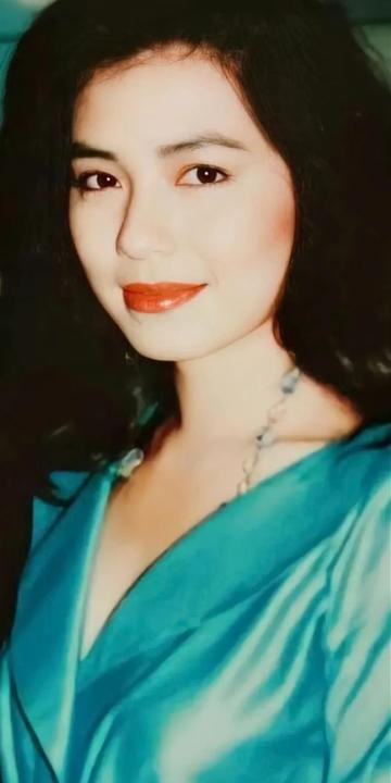 钟楚红参选香港小姐,在香港小姐里的不错的表现,让钟楚红获得了刘松仁