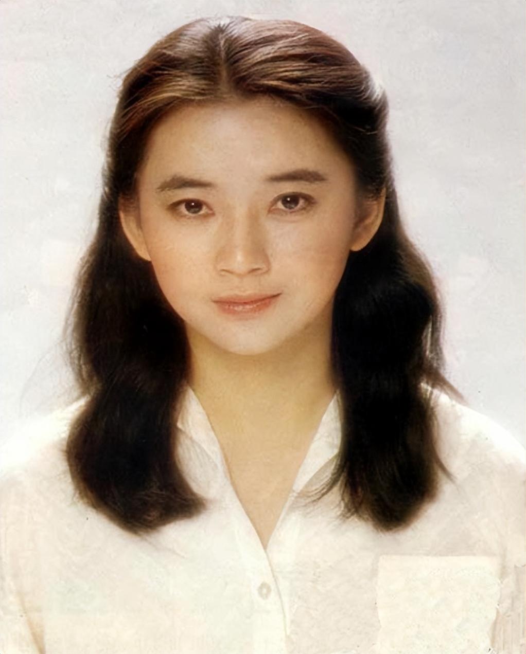 在香港黄金时期,胡慧中以天使般美丽,灵气,的形象,深深印在每个年轻人