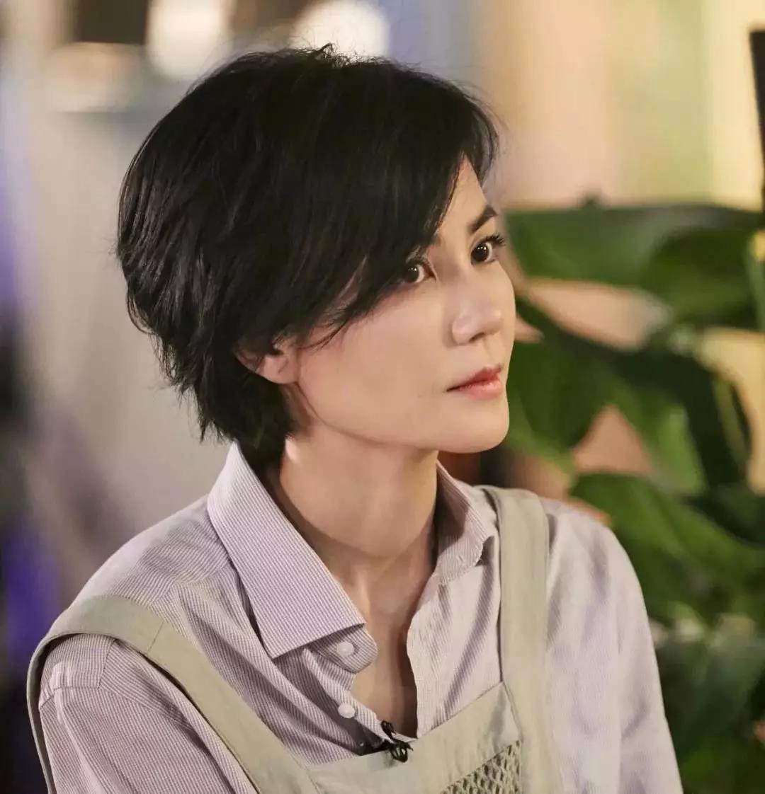 好自己优良的体态,众多明星也是纷纷刻意维持自己的体重和优美的五官